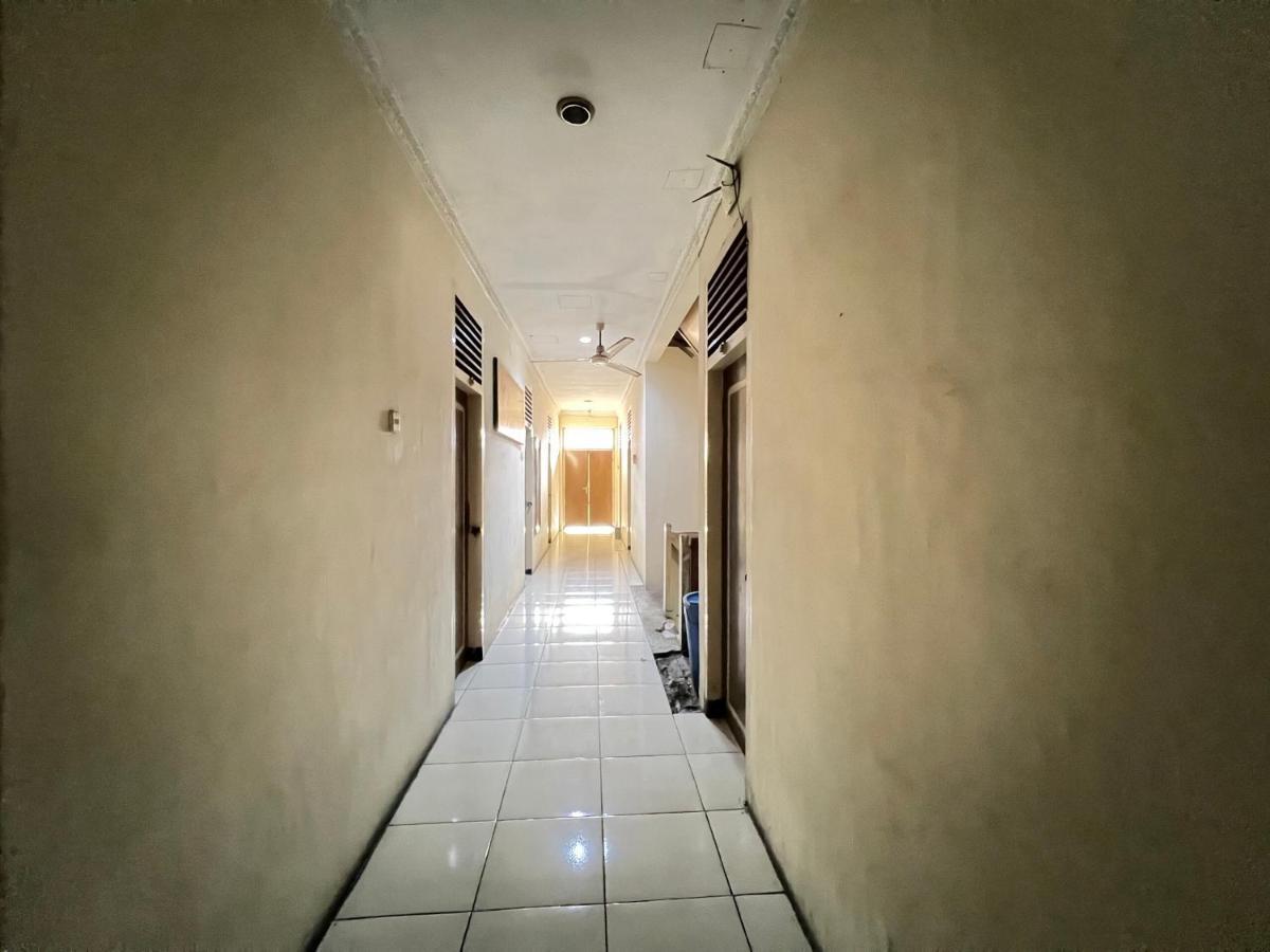 Oyo 92675 Rosna Hotel Makassar